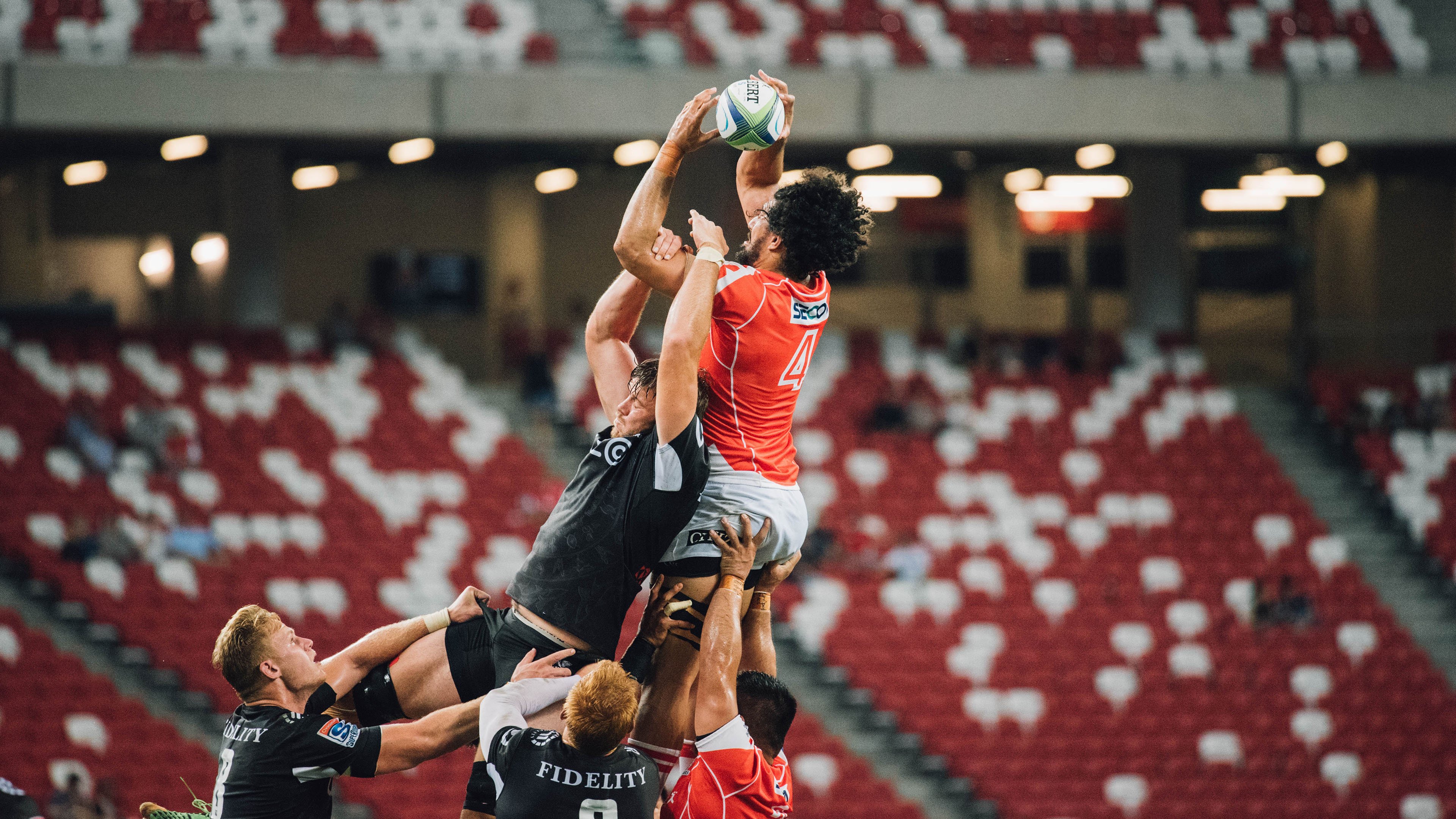 中超联赛中国足球夺冠 球员士气高涨，中超冠军2021